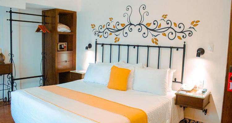 Hotelzimmer mit dekorativer Wandgestaltung und einem Bett.