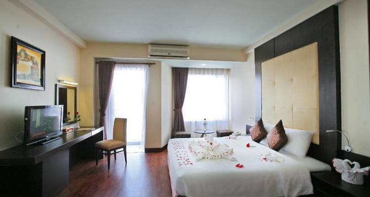 Modernes Hotelzimmer mit zeitgenössischer Einrichtung.