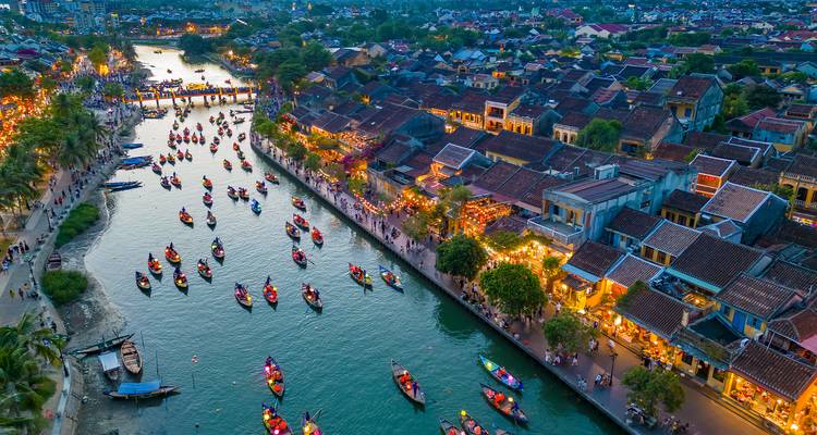 Luftaufnahme von Hoi An mit Booten auf beleuchteten Fluss.