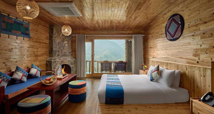 Acogedora habitación de hotel de madera con vistas pintorescas y decoración étnica.