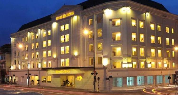 Exterior de un edificio de hotel brillantemente iluminado por la noche.