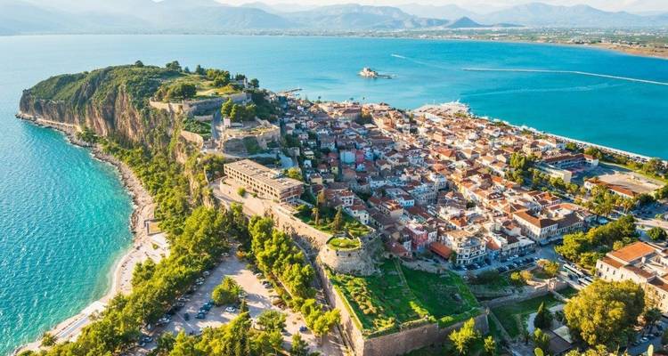 Luchtfoto van een kustplaats met een fort in Nafplion.