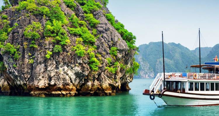 Schilderachtig uitzicht op een boot in een baai met rotsformaties.