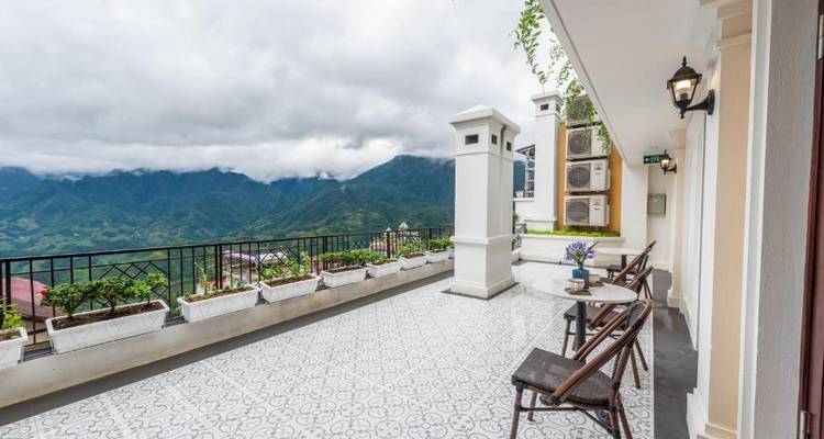 Terras met uitzicht op bergen en wolken.