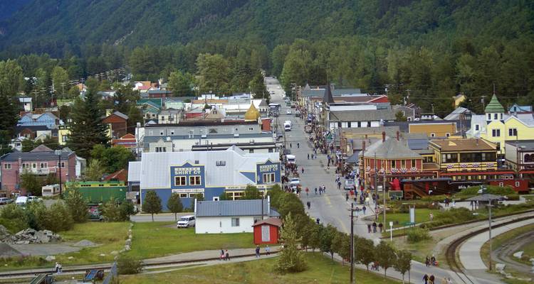 Luchtfoto van een bruisende stad met kleurrijke gebouwen en bergen.