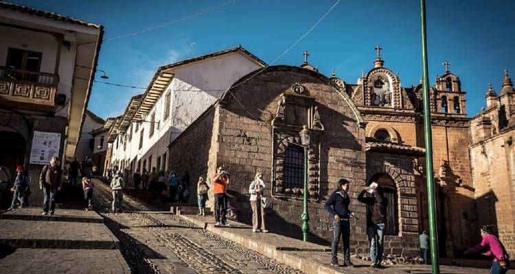 Historische Kirche mit Besuchern, die stehen und Fotos machen.