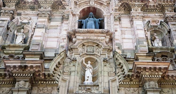 Close-up van een sierlijke kerkgevel met beelden.