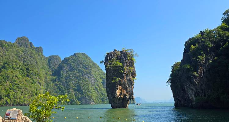 Le pilier calcaire vertical emblématique « James Bond Island » se dresse dans les eaux émeraude entre des falaises boisées.