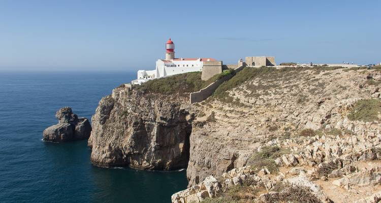 Schilderachtige vuurtoren op kliffen met uitzicht over de oceaan.