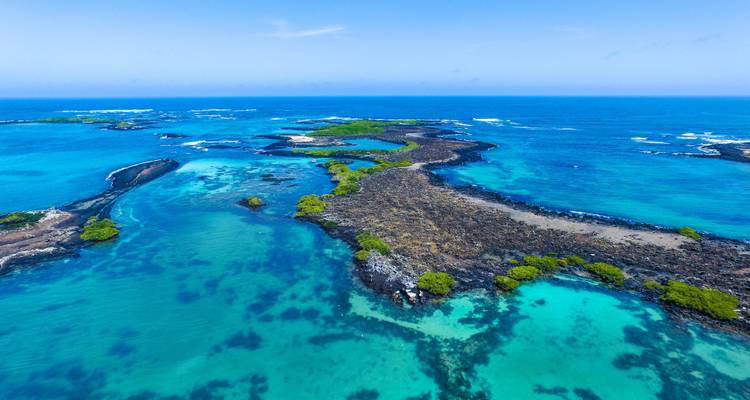 Vue aérienne sur une série d'îles volcaniques luxuriantes aux eaux turquoise.