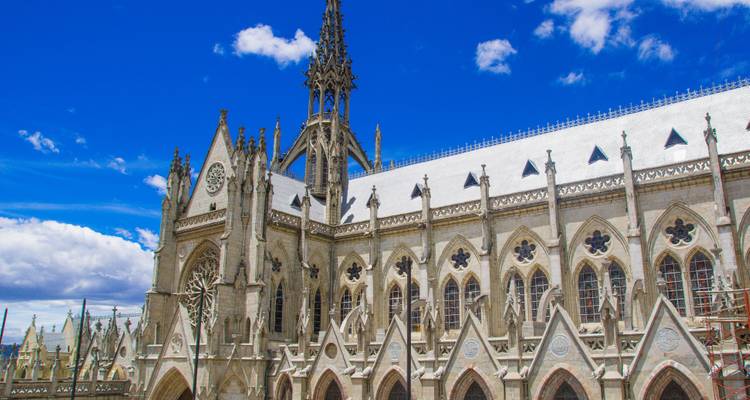 Gros plan sur une architecture gothique complexe d'une église.