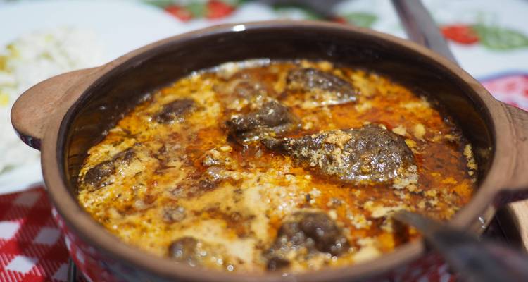 Plat en céramique avec un ragoût albanais traditionnel.