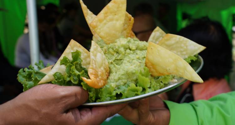 Bord met eten met guacamole en tortillachips