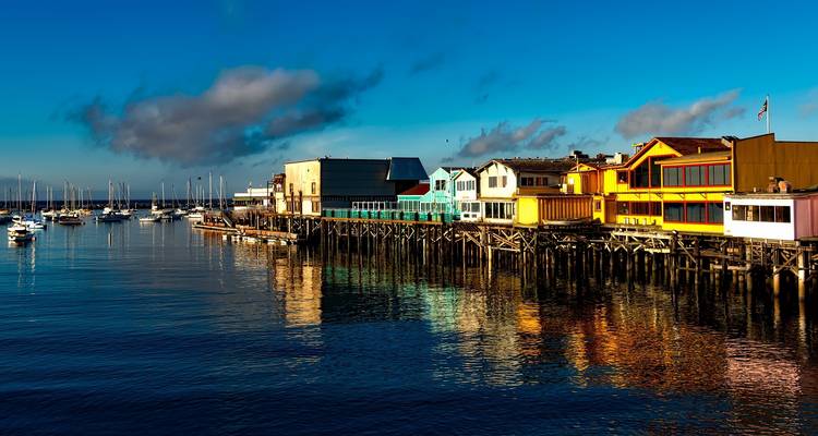 Bâtiments colorés et jetée à Monterey avec une eau calme