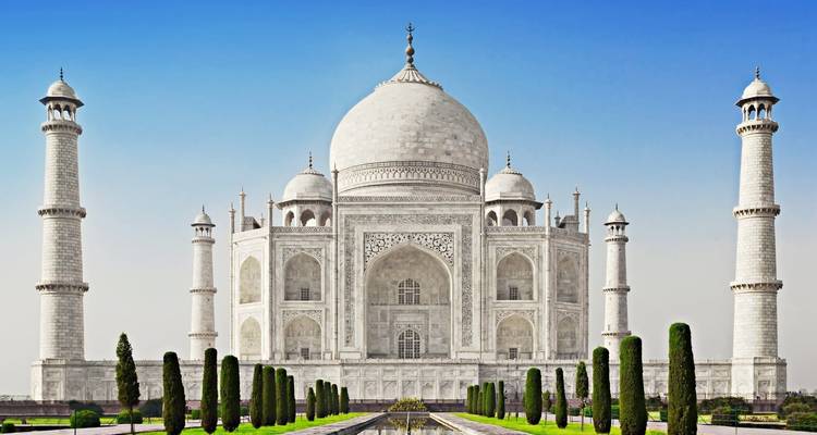 Het Taj Mahal vooraanzicht onder een heldere hemel.