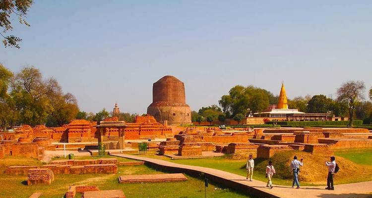 Ruinen von Sarnath mit spazierenden Menschen.