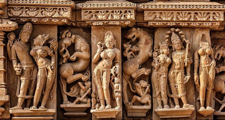 Komplizierte Steinschnitzereien an einer Tempelwand.