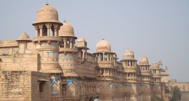Historische Festungsmauer mit mehreren Türmen.