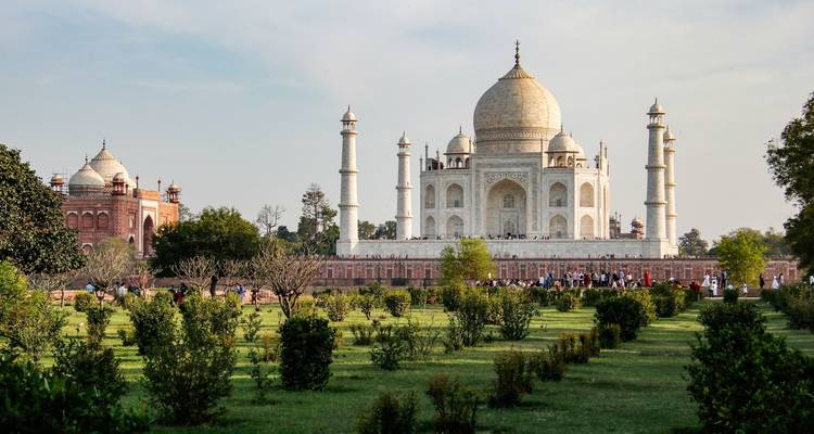 Das Taj Mahal von einem Garten aus betrachtet.
