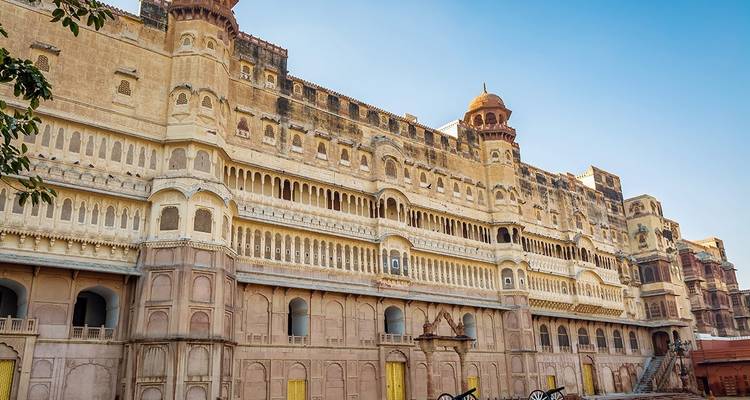 De massieve Junagarh Fort met zijn uitgebreide buitenmuren.