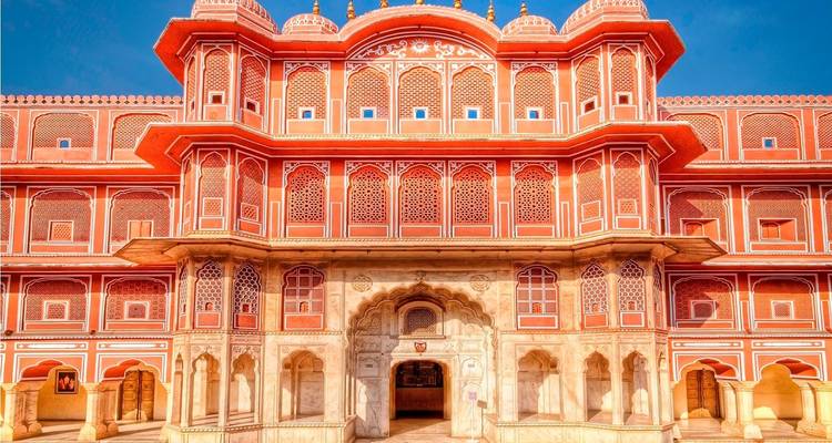De ingewikkeld ontworpen gevel van het Stadspaleis in Jaipur.