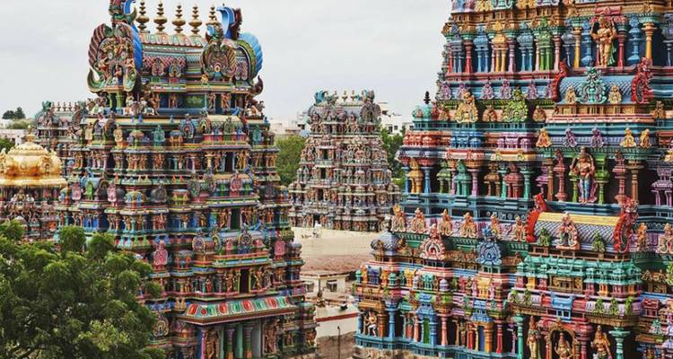 Bunt gefärbte Tempeltürme mit kunstvollen Verzierungen.