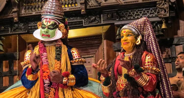 Traditionelle Tänzer in farbenfrohen Kostümen treten auf.