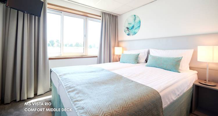 Cabine confortable du pont intermédiaire avec vues sur la rivière et décoration.