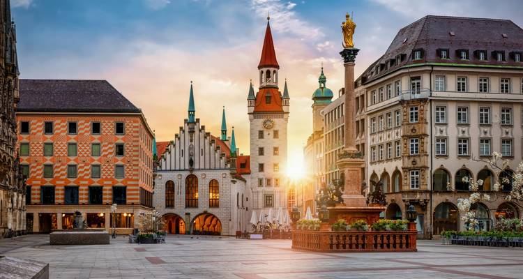 Place historique de Munich avec des bâtiments emblématiques au coucher du soleil.