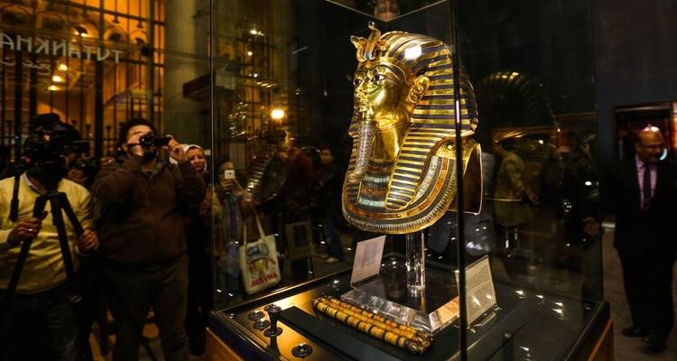 Masque doré d'un pharaon exposé dans un musée.
