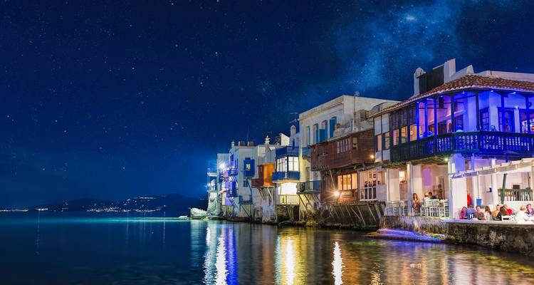 Nachtansicht von Gebäuden am Meer in Mykonos.