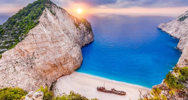 Sonnenuntergangsblick auf den Navagio-Strand in Zakynthos.