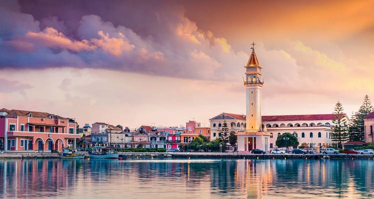 Abendansicht der Uferpromenade von Zakynthos mit einer Kirche.