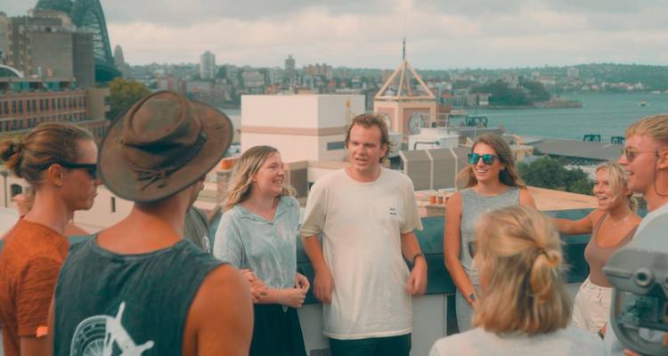 Discussion de groupe sur un toit avec vue sur la ville.