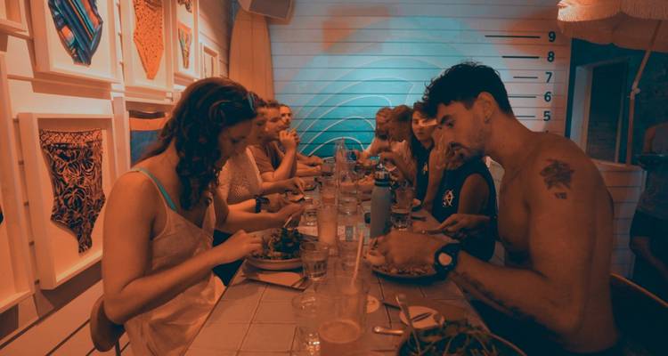 Repas de groupe au restaurant.