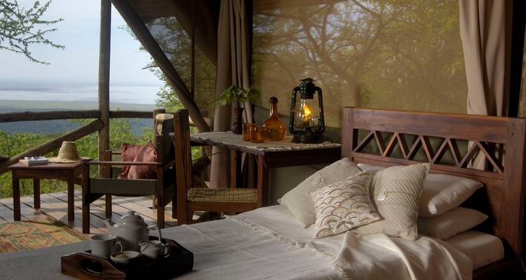 Safari-stijl slaapkamer met uitzicht op buiten.