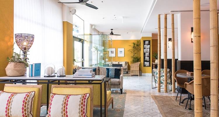 Interieur van een moderne en stijlvolle loungeruimte met planten.