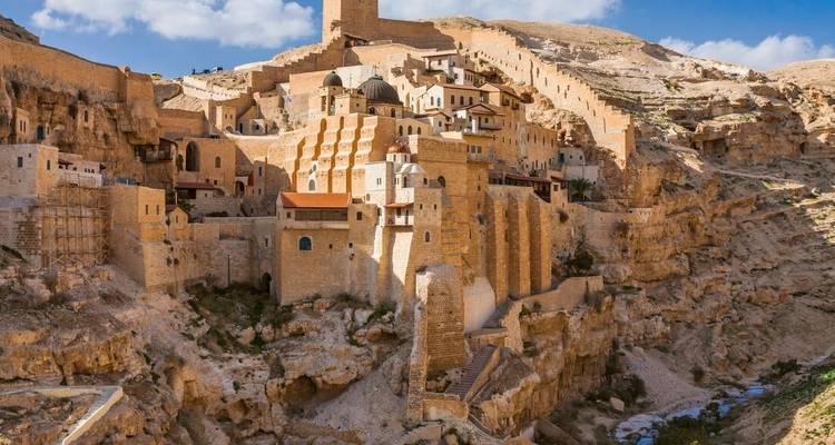 Klooster gebouwd in een rotsachtige heuvel met architecturale detaillering.