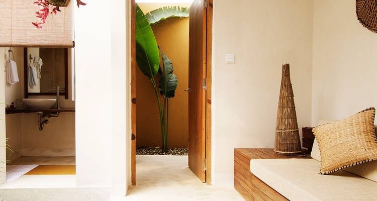 Intérieur moderne au design naturel et minimaliste