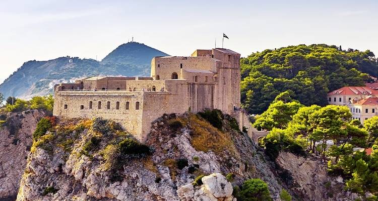 Festung auf einem felsigen Hügel mit malerischer Kulisse.