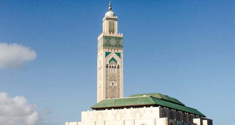 Mezquita con un minarete alto y diseños intrincados.