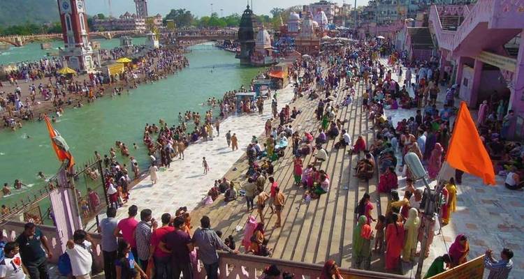 Drukke ghats met mensen bij de rivier in een heilige stad.