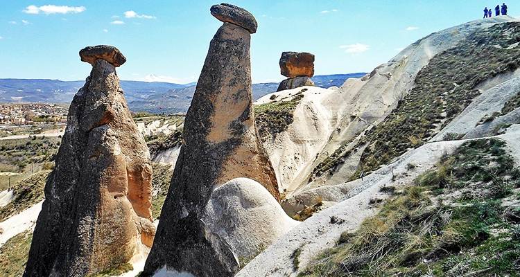 Einzigartige Felsformationen unter einem klaren blauen Himmel.