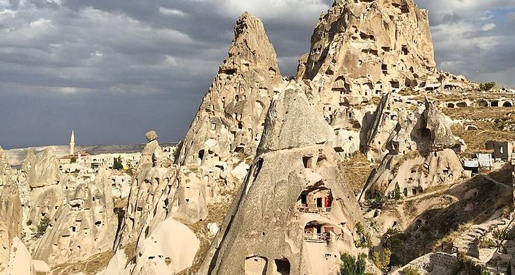 Alte Wohnstätten, die in einen felsigen Berghang gehauen wurden.