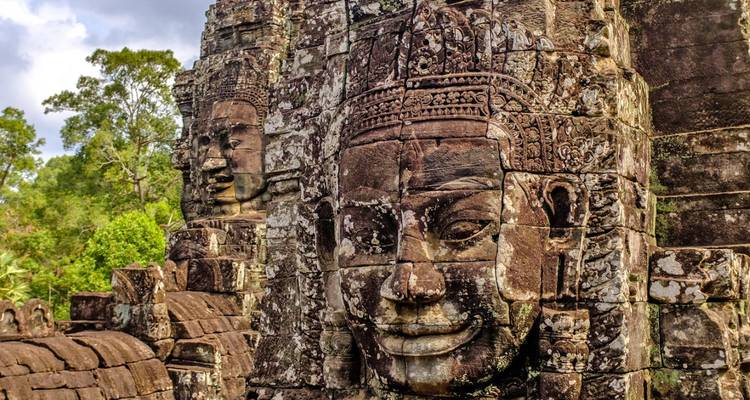 Nahaufnahme von kunstvollen Steingesichtern und -schnitzereien.