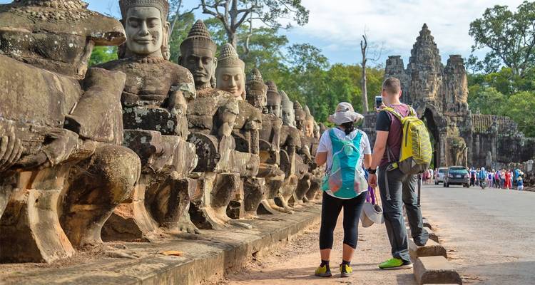 Touristen erkunden historische Steinmetzarbeiten.