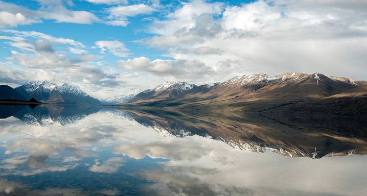 Los Alpes del Sur cubiertos de nieve se reflejaban perfectamente en la superficie cristalina del Lago Ohau.
