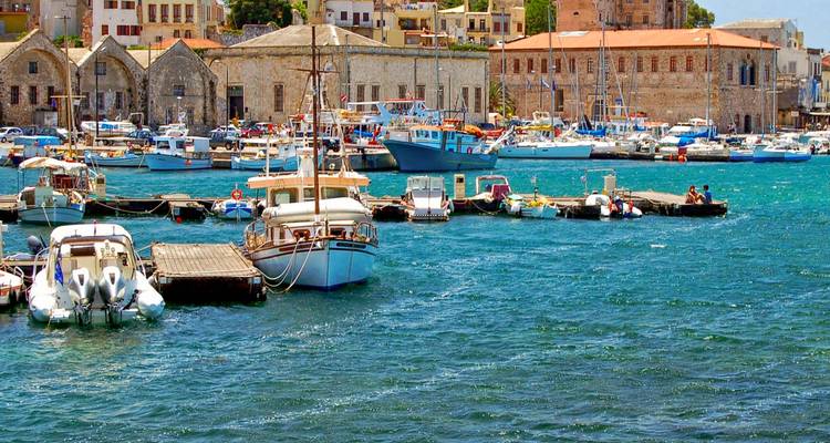 Des bateaux amarrés dans un port méditerranéen vibrant.