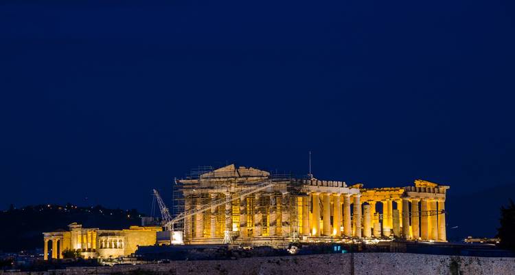 Vue nocturne du Parthénon illuminé.