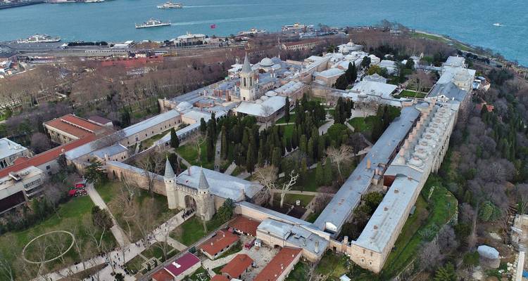Palais de Topkapi à Istanbul avec jardins.